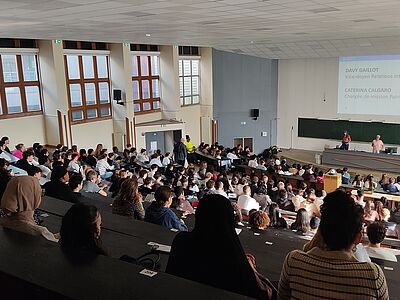 Photo de l'amphi A3 remplie d'étudiants à Pont de bois